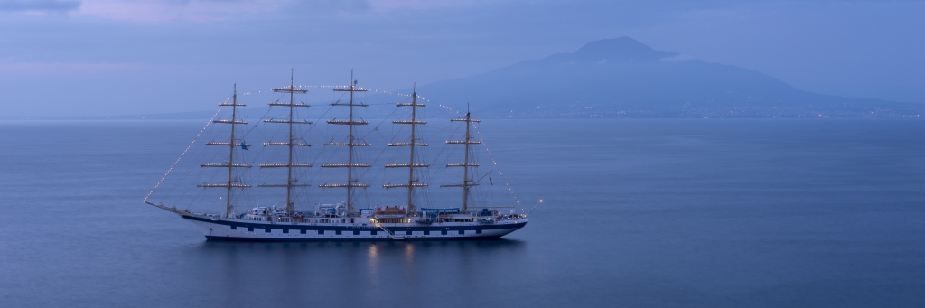 Un veliero nel golfo di Sorrento