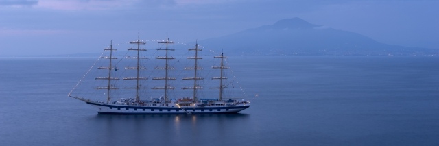 Un veliero nel golfo di Sorrento