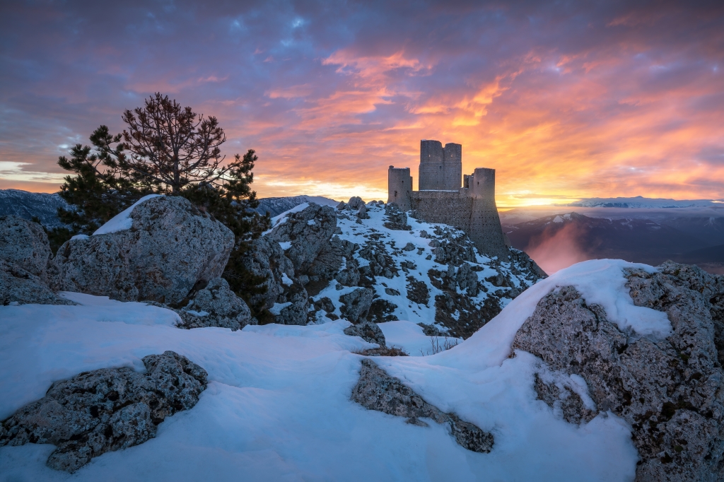 Alba invernale a Rocca Calascio in Abruzzo