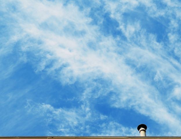 Pennellate di bianco su cielo turchino
