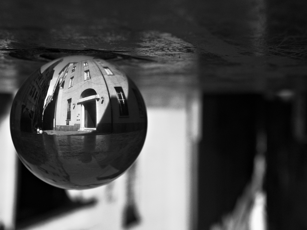 Sfera in bianco e nero