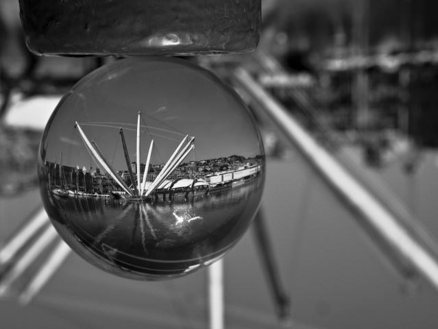 Il porto in una sfera in bianco e nero