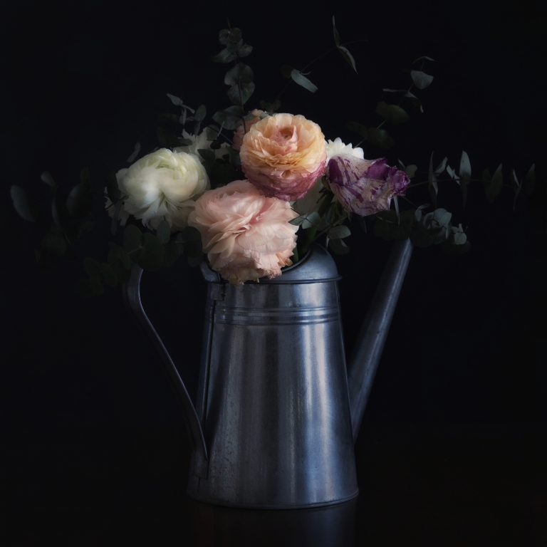 Annaffiatoio con fiori