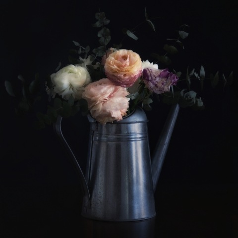 Annaffiatoio con fiori