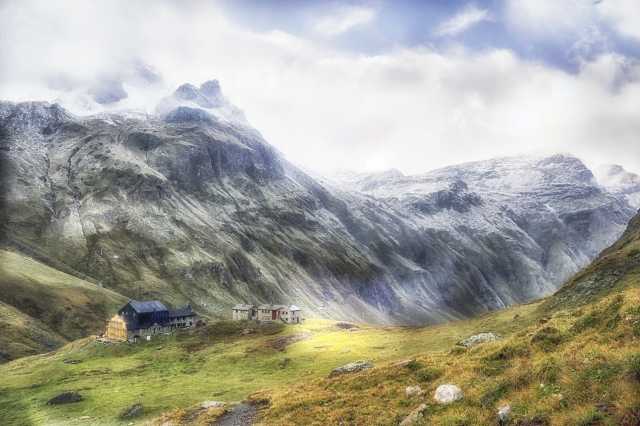 Raggi di sole sulla montagna