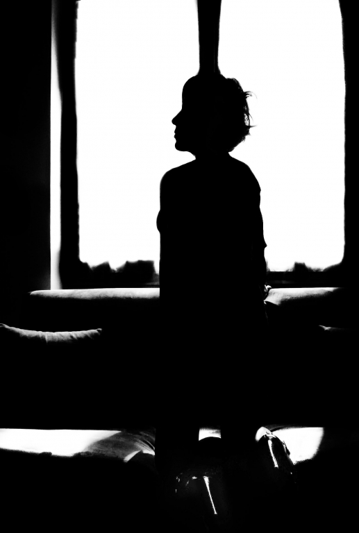 Profilo di donna in controluce