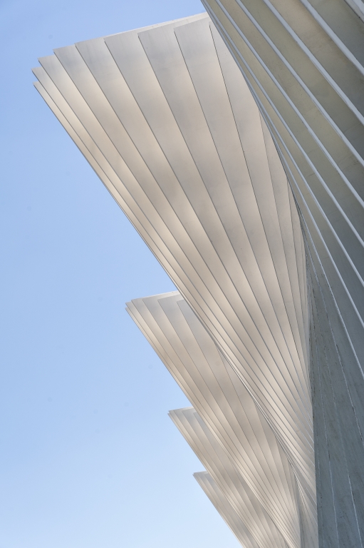 Le vele di Calatrava, sul cielo azzurro.