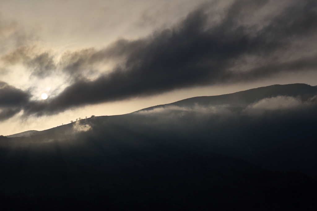 Panorama sui monti nella nebbia