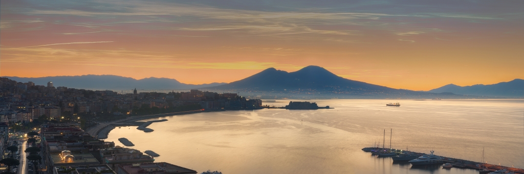 Panoramica del golfo di Napoli al tramonto