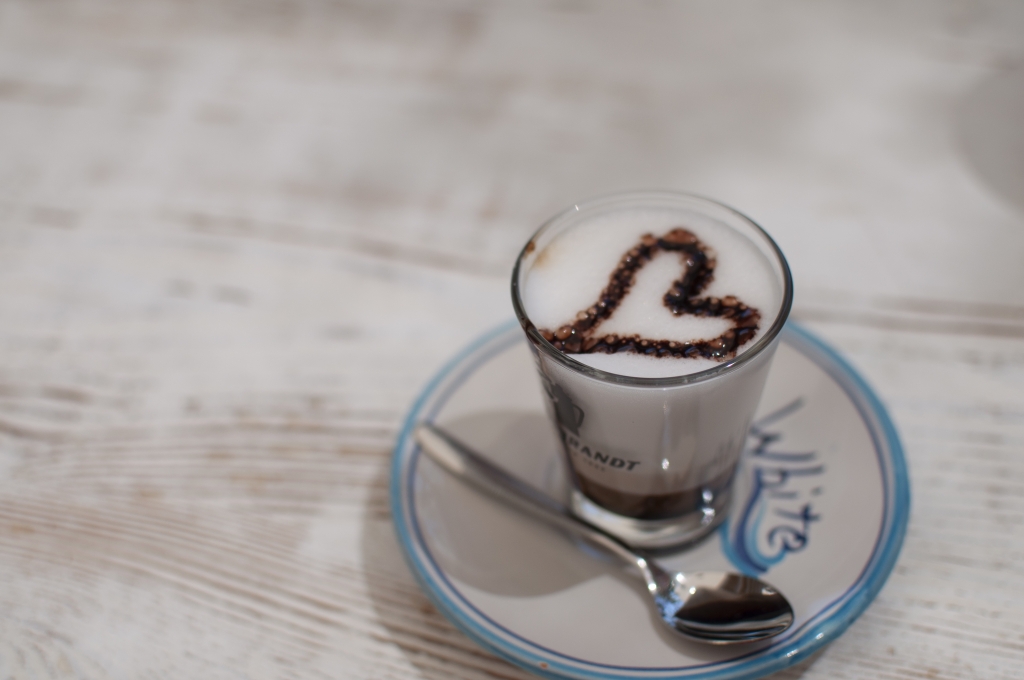 tazzina di caffe con il cuore 2