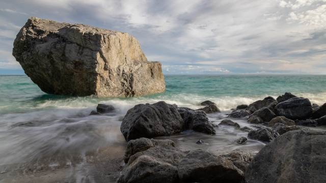 Onde sulla spiaggia di Malpasso, Savona, Liguria