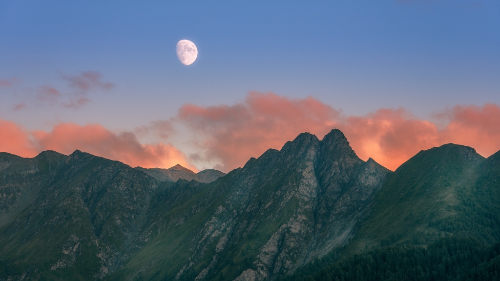 Luna sulle alpi