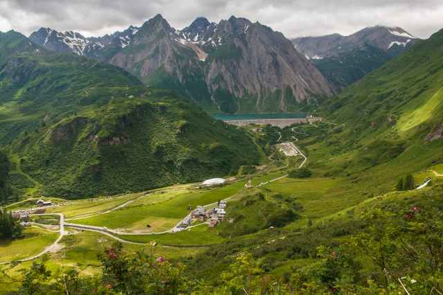 Riale e diga di Morasco nelle alpi Piemontesi, Italia