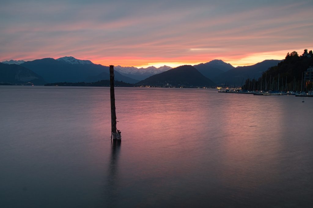 Tramonto viola al lago