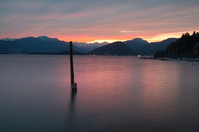 Tramonto viola al lago