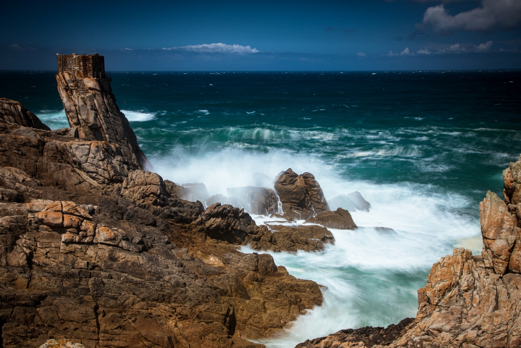 L'acqua della tempesta flagella le rocce