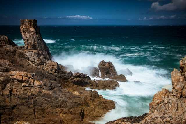 L'acqua della tempesta flagella le rocce · robi15
