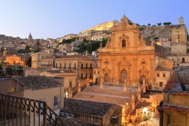 Panorama città di Modica e Duomo di San Pietro