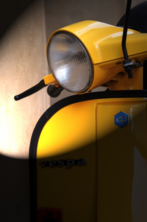 Largo, passa una Vespa!