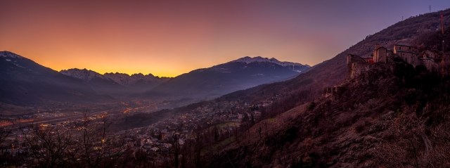 Panorama al tramonto con castello