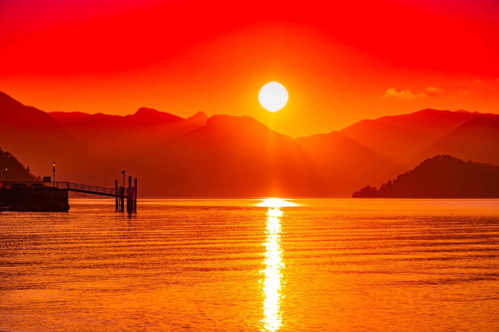 Tramonto in riva al lago