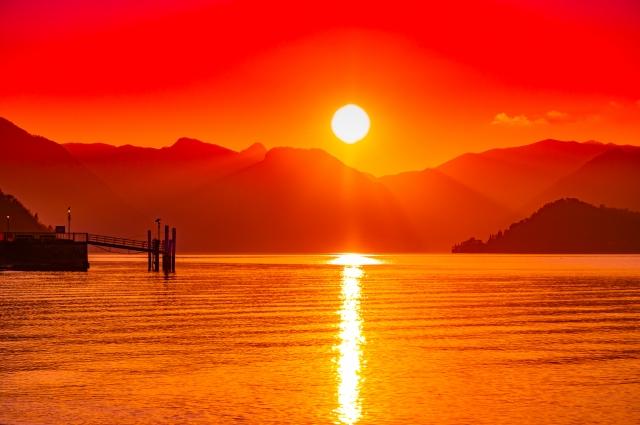 Tramonto in riva al lago