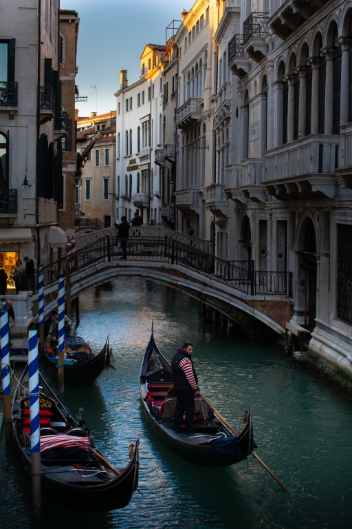 Venezia - canale e gondola
