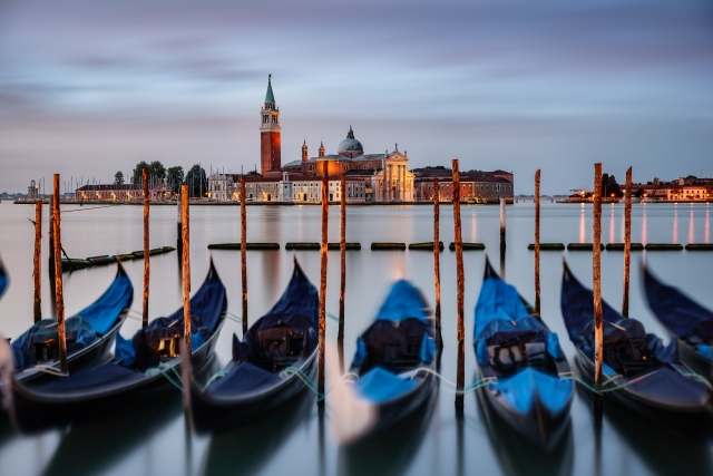 Gondole all’alba a Venezia