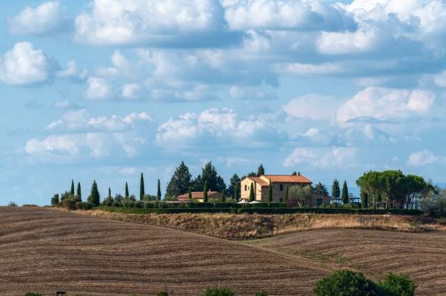 Cartolina dalla val d'Orcia agriturismo sulla collina