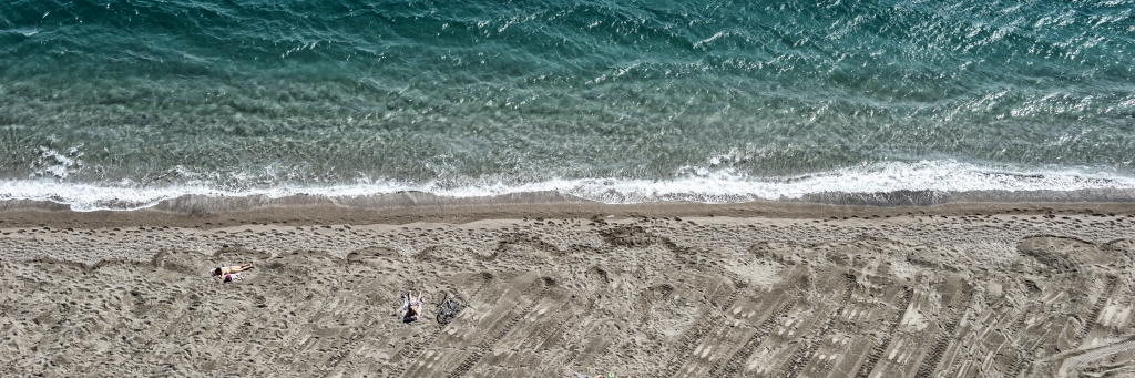 Panoramica bicolore mare spiaggia