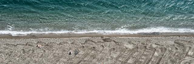 Panoramica bicolore mare spiaggia