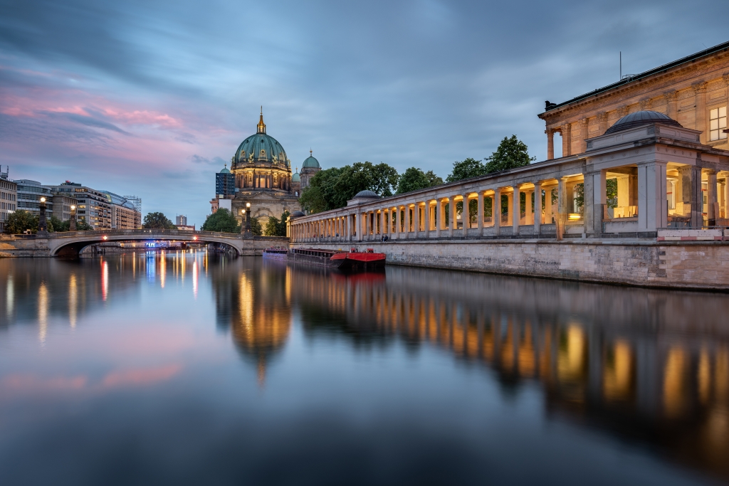 Una veduta serale sul fiume Sprea a Berlino