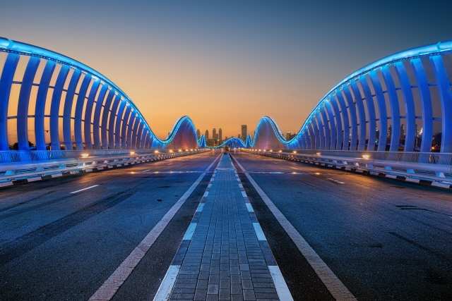 Il famoso Meydan Bridge di Dubai