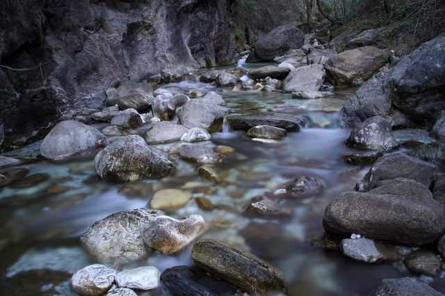acqua e pietre nel torrente di montagna