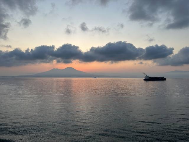 Alba al porto di Napoli - Vesuvio