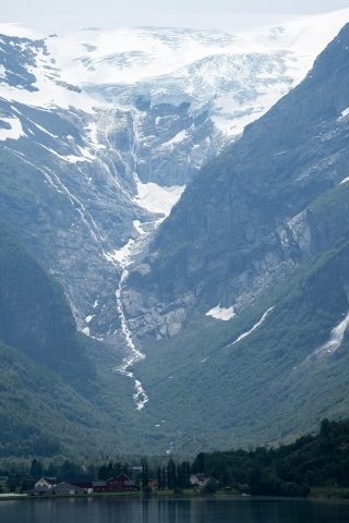 Stupendo scenario del ghiacciaio Briksdalsbreen