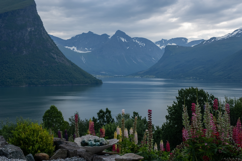Fiordo di Romsdal visto dal villaggio di Torvikeidet. Norvegia.