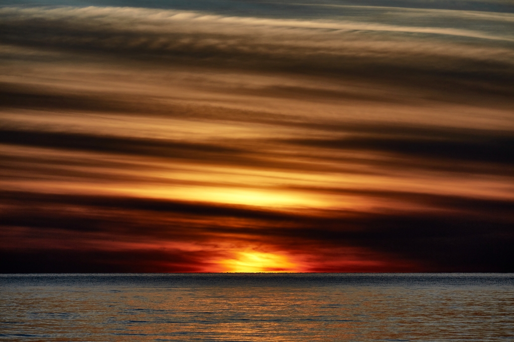 Alba nuvolosa sul mare Adriatico