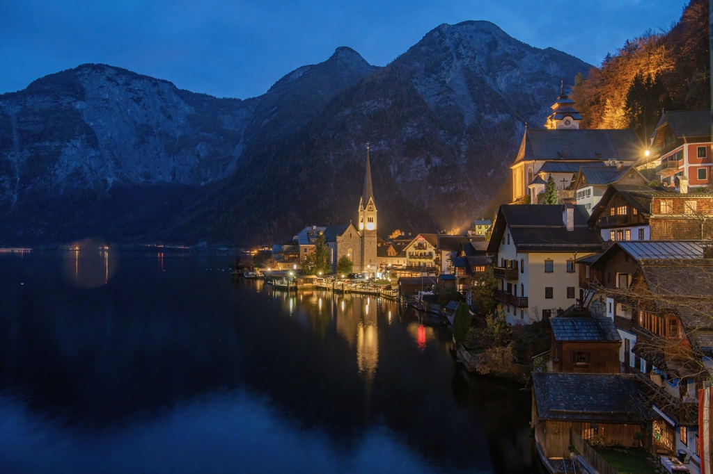 Il lago di Hallstatt di sera