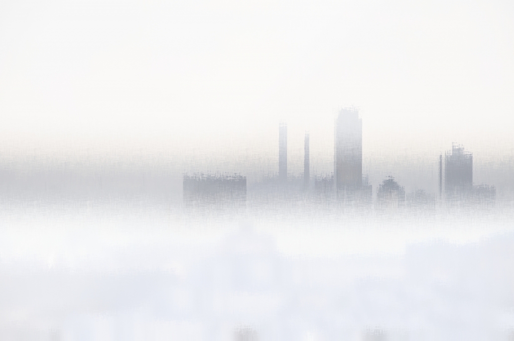Skyline di città nella nebbia.