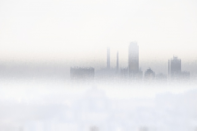 Skyline di città nella nebbia.
