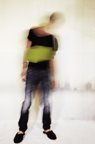 Pensando furiosamente. Figura maschile con skyline.