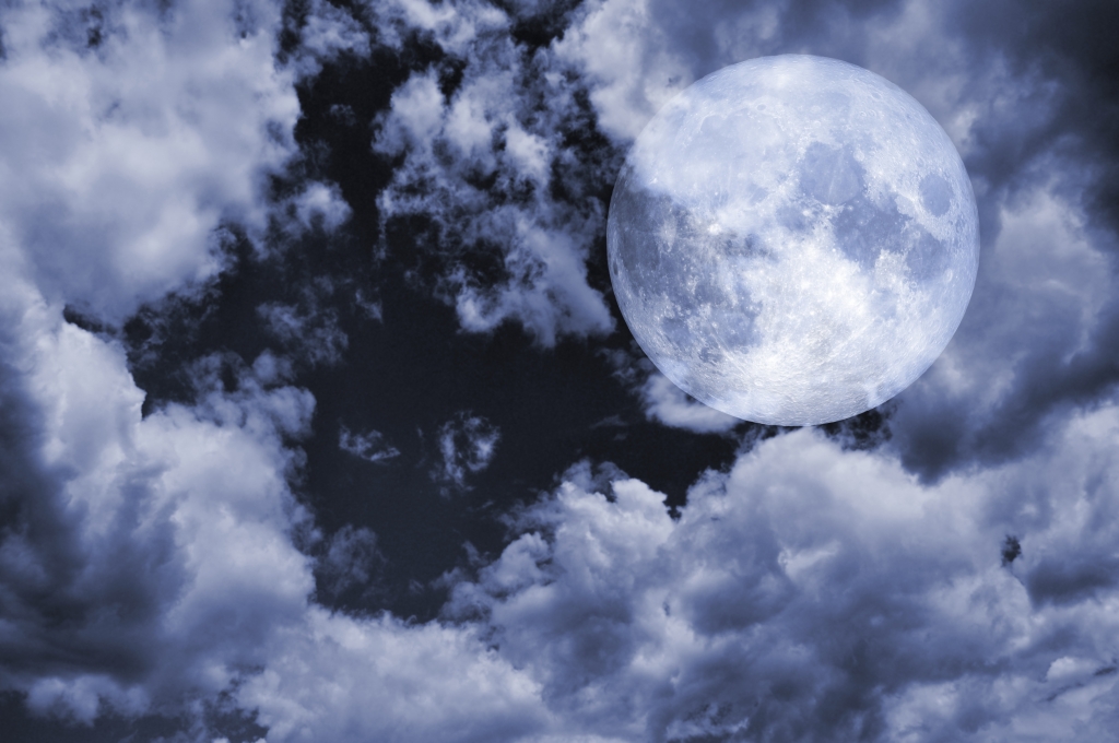 Nuvole nella luna piena