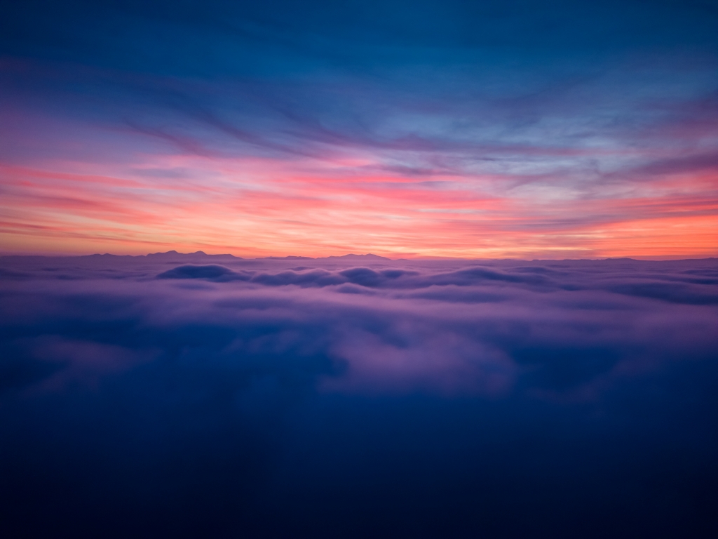 sopra le nuvole al tramonto