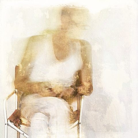 Figura in bianco seduta