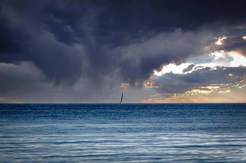 Barca a vela all'orizzonte