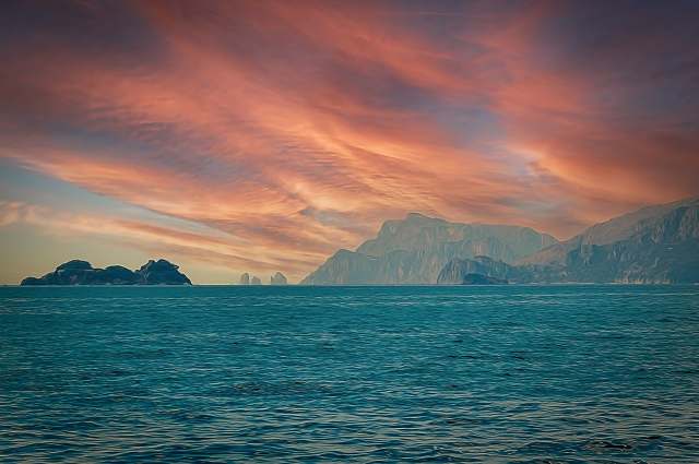 Capri e i Faraglioni al tramonto