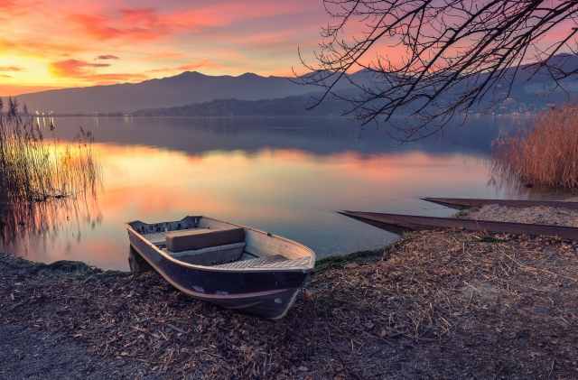 Barca sul lago
