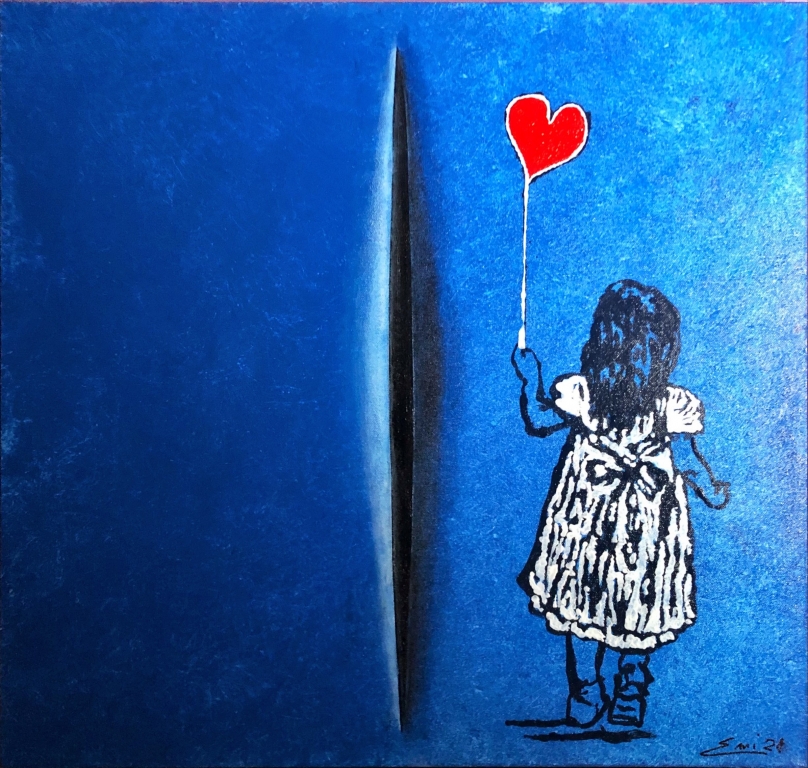 Bambina con palloncino a cuore