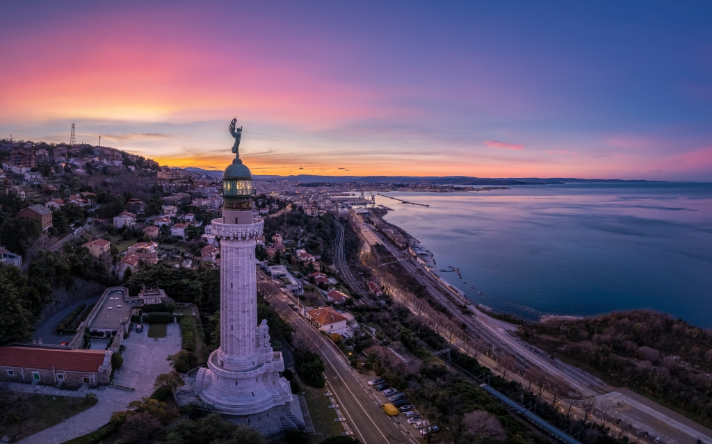 Faro della Vittoria all'alba